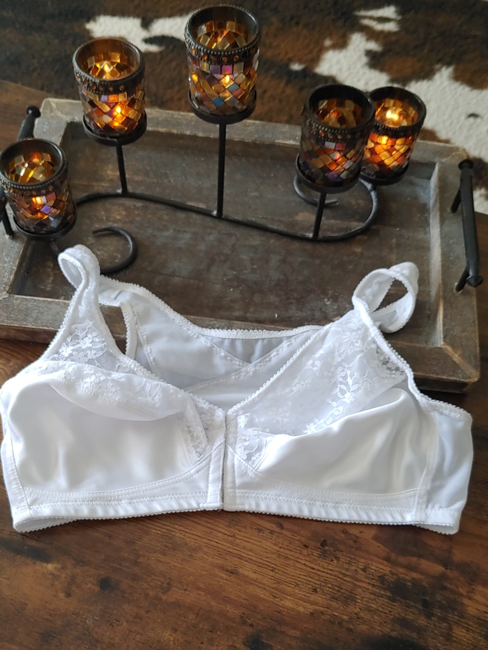 Like New Exquisite 38C White Lace Feminine Posture Correct front Closure bra
